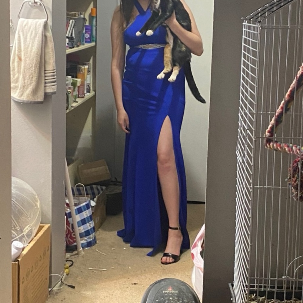 Selling my prom dress that I wore for prom I bought it at Macy’s for $125